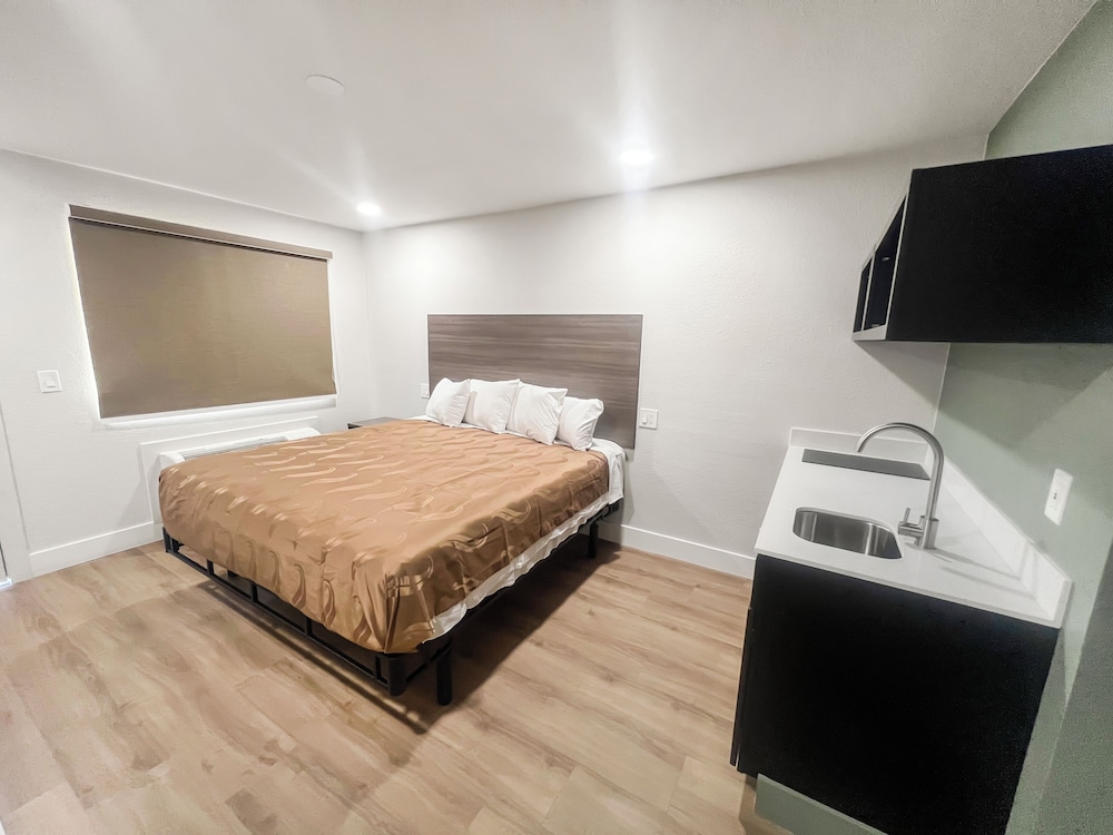 Deluxe Studio