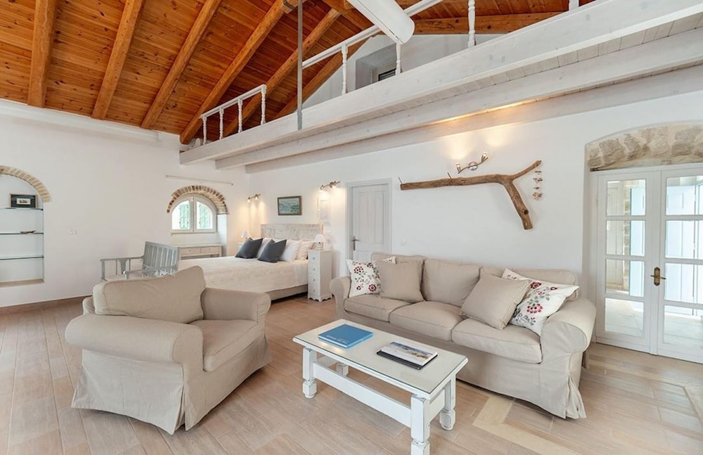 Villa photo 1