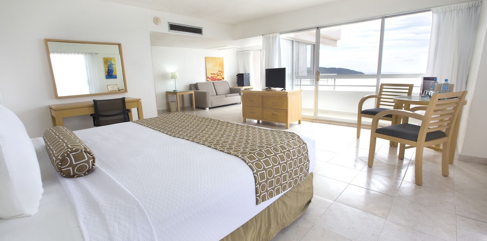 Suite, 1 King Bed, Balcony, Bay View - Photo 3