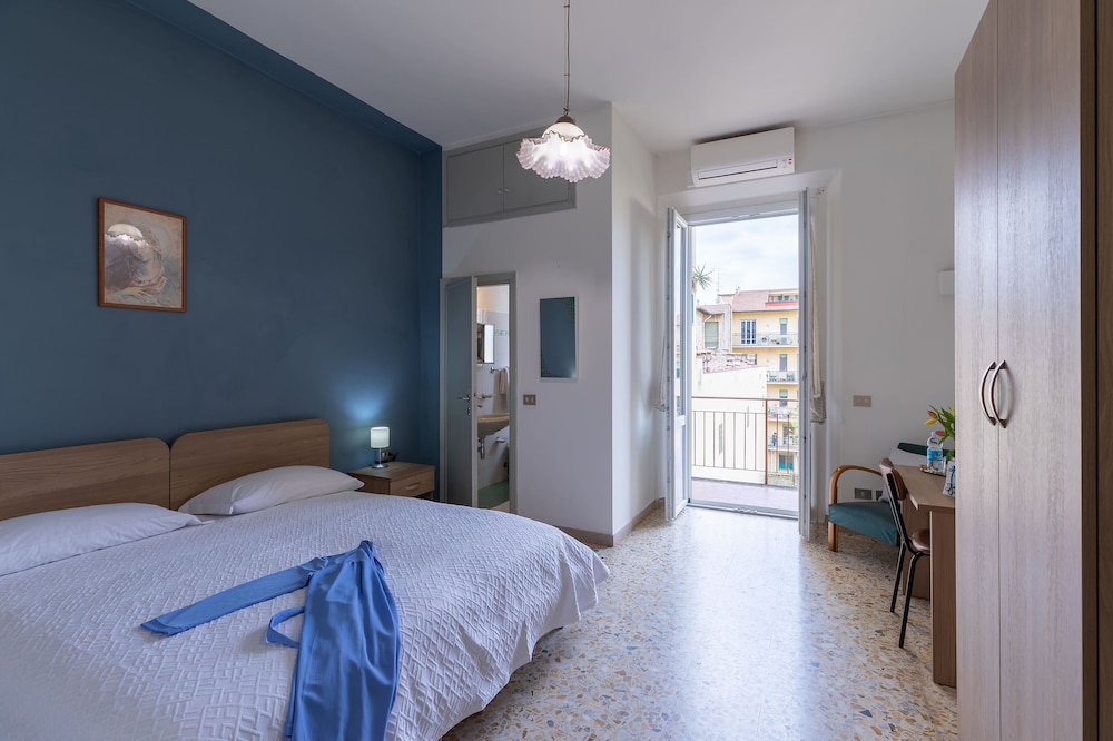 Classic Room, 1 King Bed, Balcony, Garden View photo 1