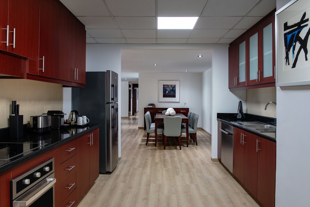 Suite, 4 Bedrooms, Balcony thumbnail 6