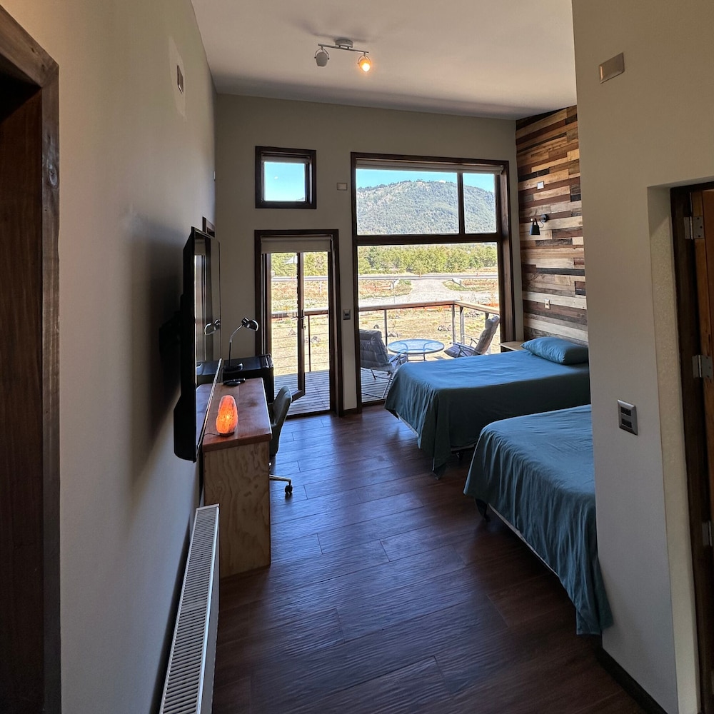 Deluxe Suite, 1 King Bed, Balcony, Mountain View photo 3