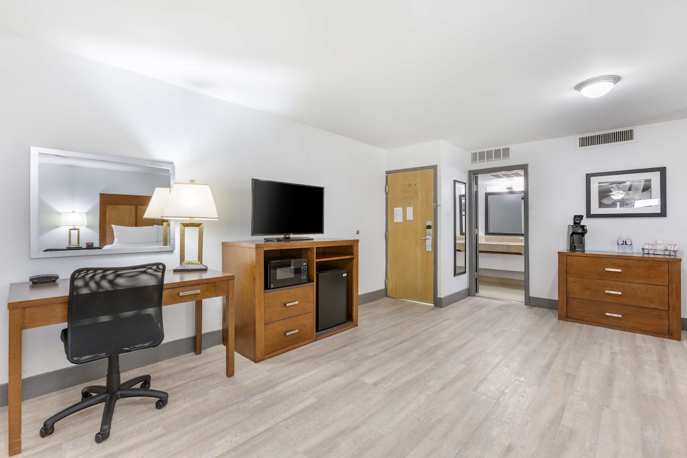 Standard Room, 1 King Bed, Non Smoking (2nd Floor;Larger Room;with Sofabed) - Photo 4