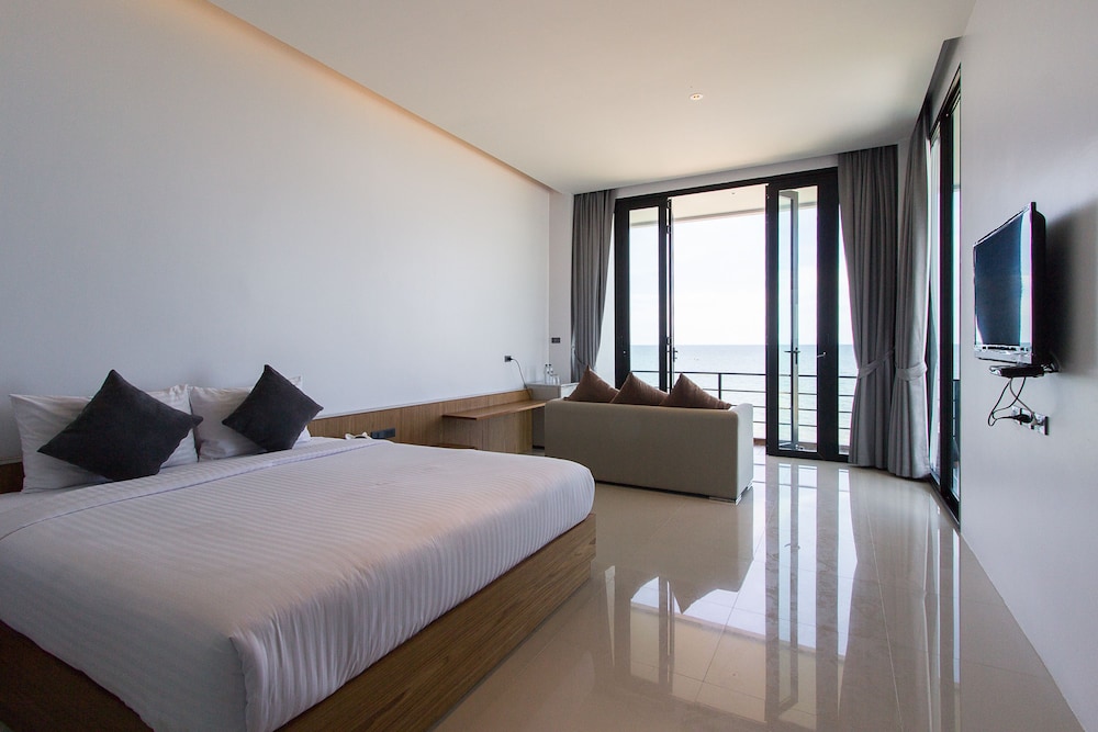 Three Bedroom Beachfront Pool Villa photo 2