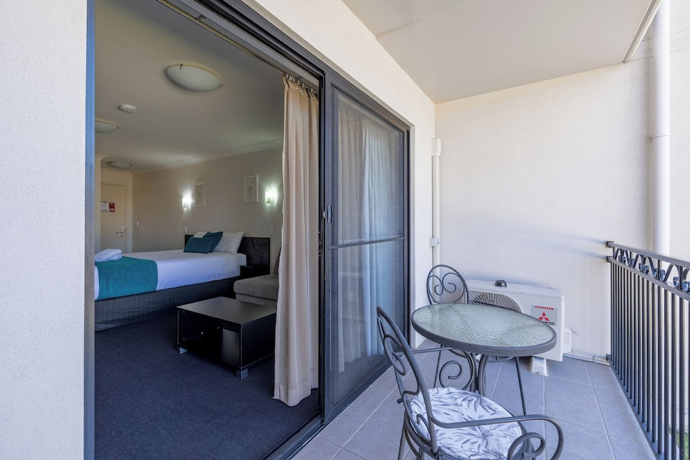 Standard Room, Balcony, Garden View (Queen and King Single) photo 3