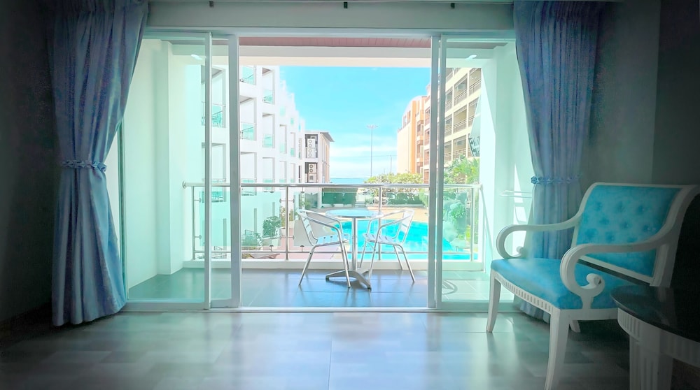 Deluxe Room, 1 King Bed, Sea View - Photo 6