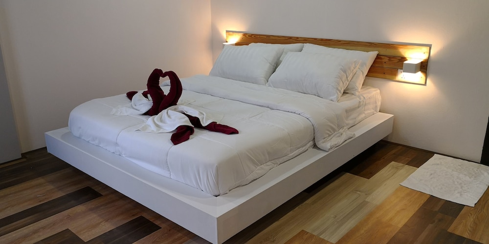 Superior Double Room, Balcony, Partial Ocean View photo 2