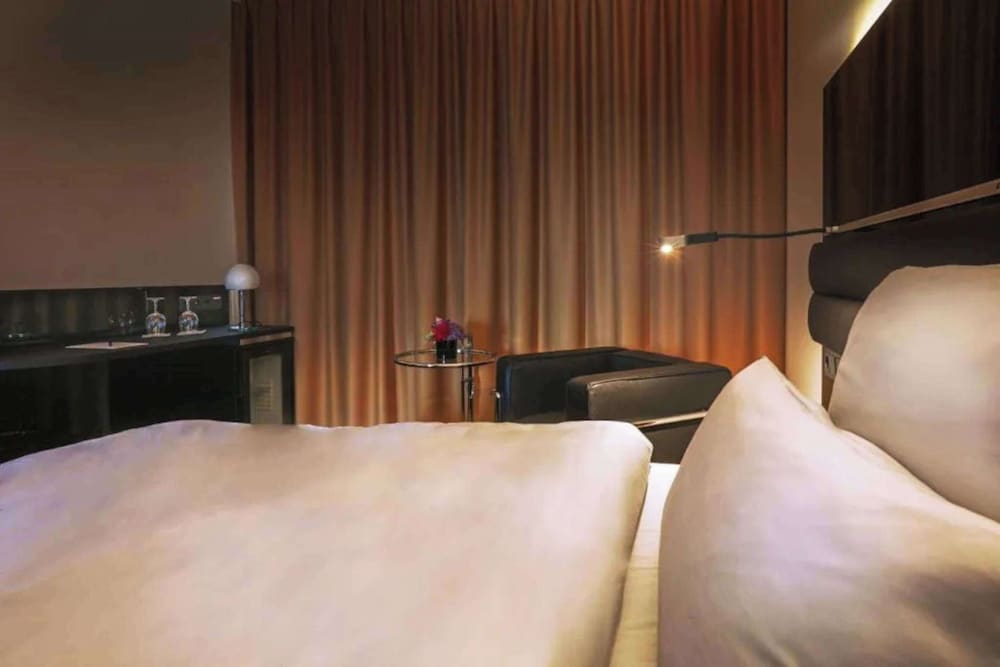 Comfort Room, 1 Queen Bed (Walk-in Shower) - Photo 1