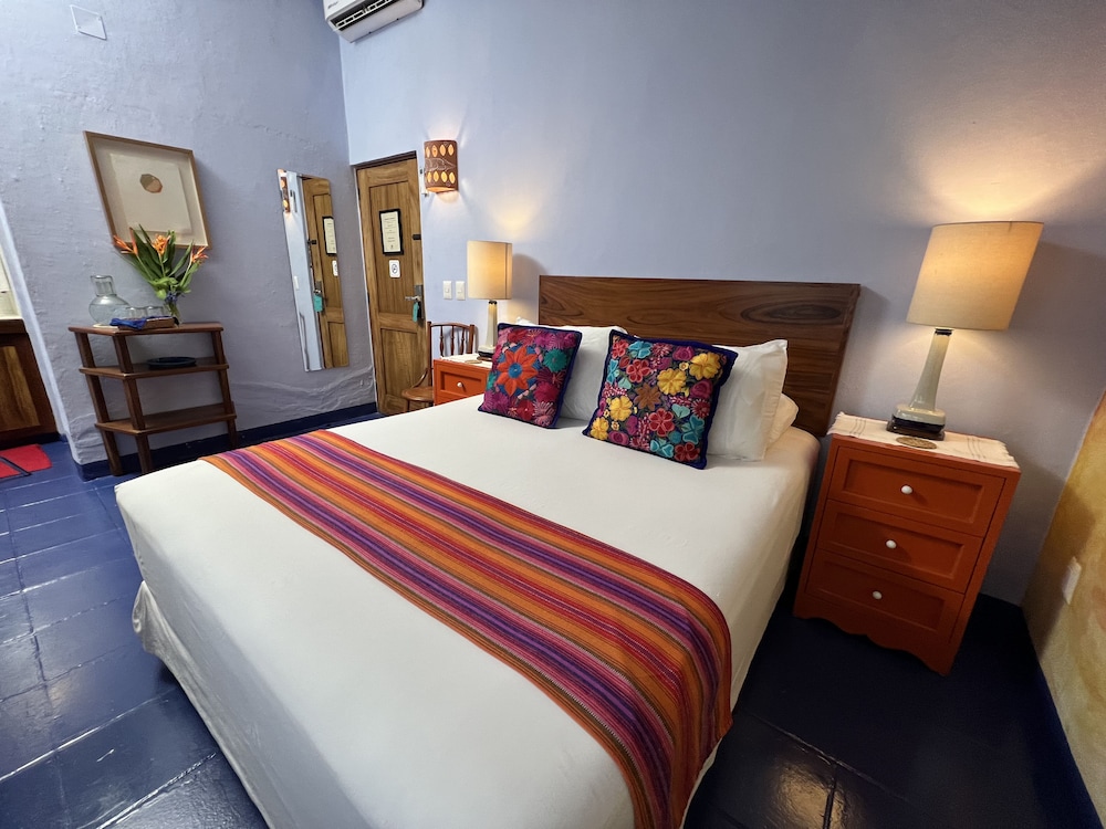 Dusk & Dawn. Main House Room