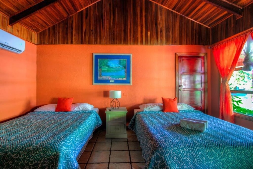 Beachfront Two Queen beds + Kitchenette