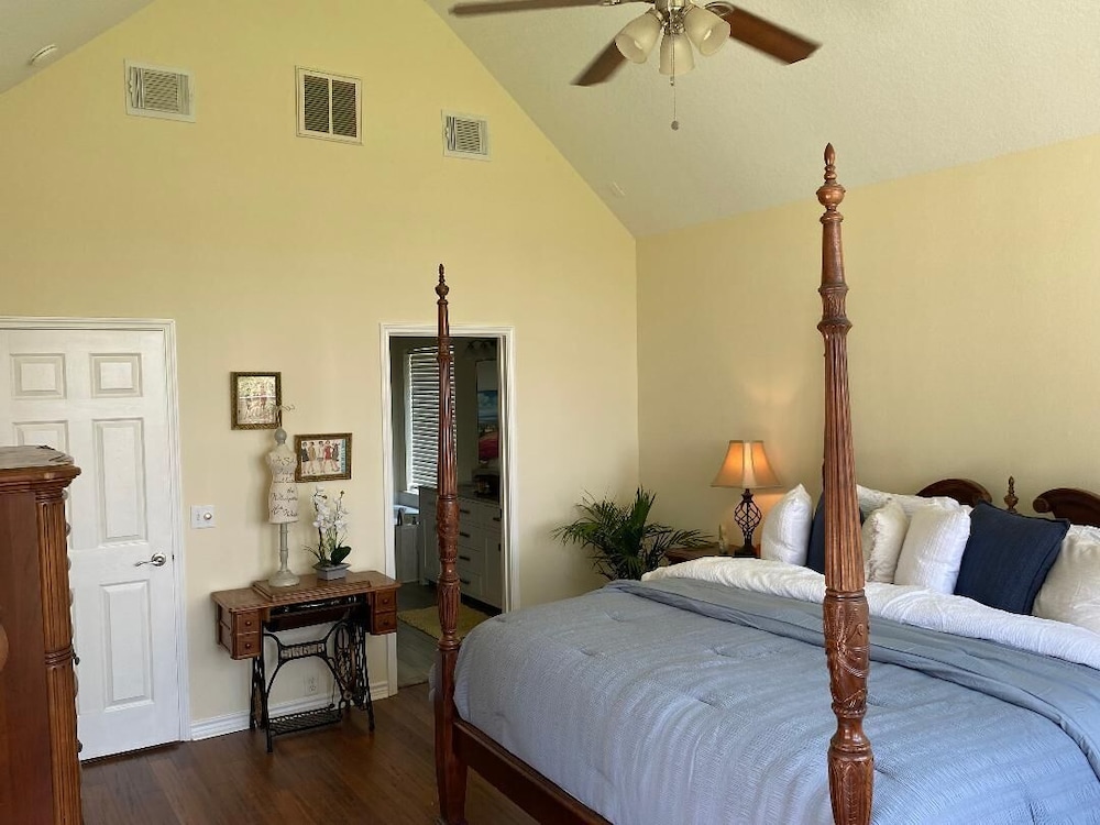 Stitches Suite, King Bed, Non-Smoking photo 1