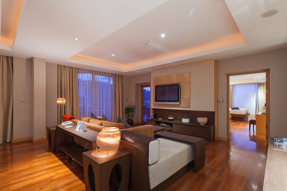 Suite, 1 King Bed, Balcony, Sea View photo 3