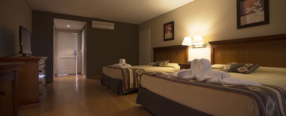 Deluxe Room, 1 King Bed photo 3