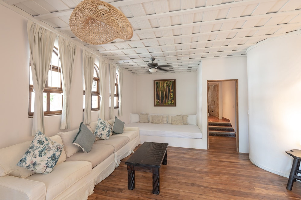 Deluxe Studio Suite, Multiple Beds, Non Smoking, Pool View photo 2