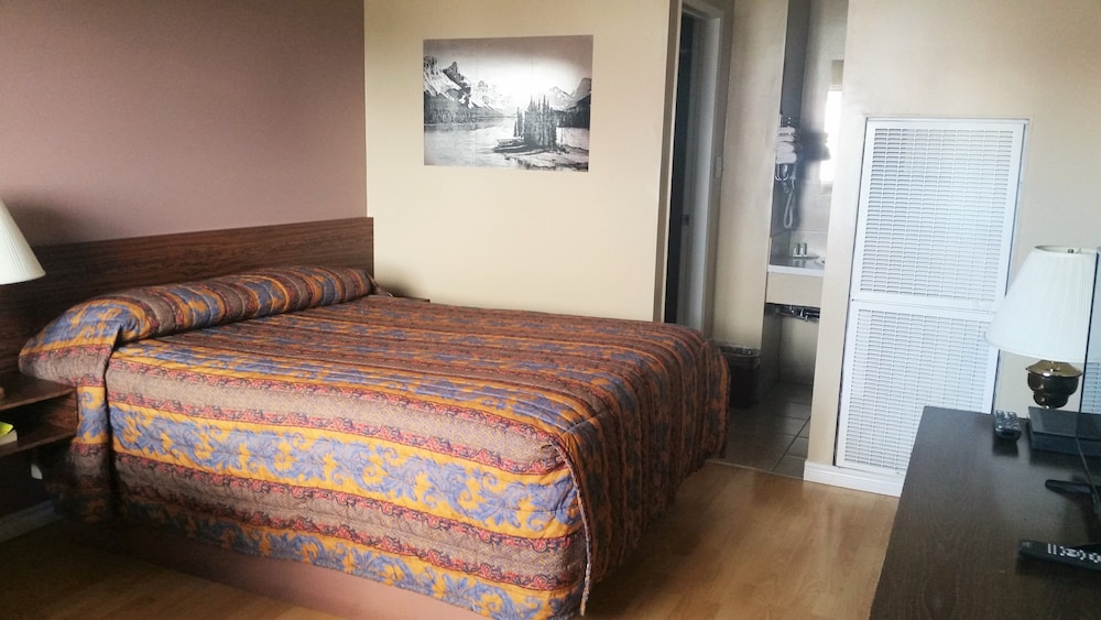 Basic Room, 1 Queen Bed, City View photo 1