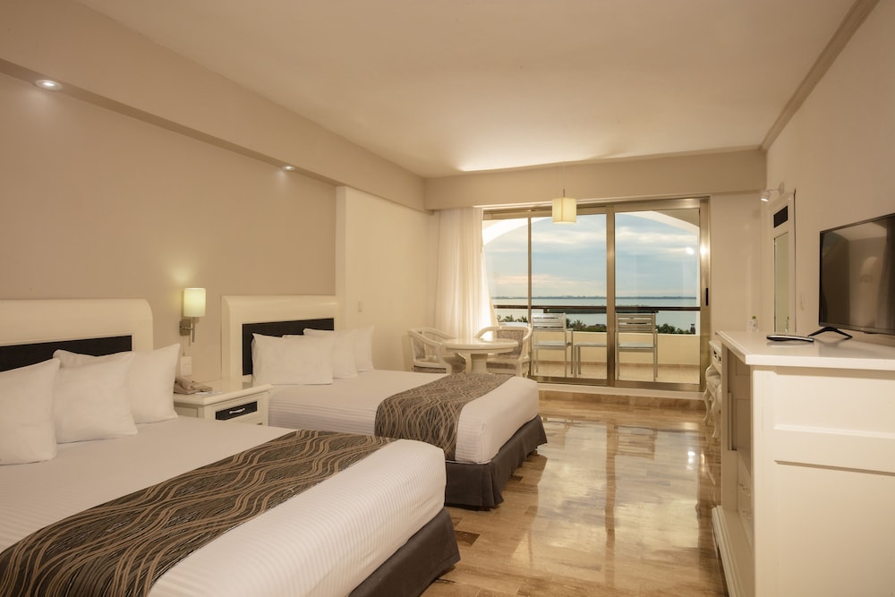 Deluxe Room, 2 Double Beds, Lagoon View photo 2