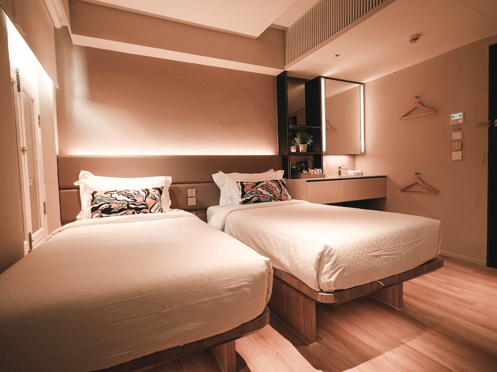 Executive Twin Room thumbnail 6