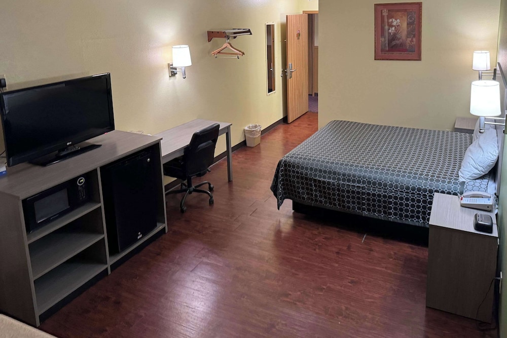 Standard Room, 1 Queen Bed, Non Smoking - Photo 6