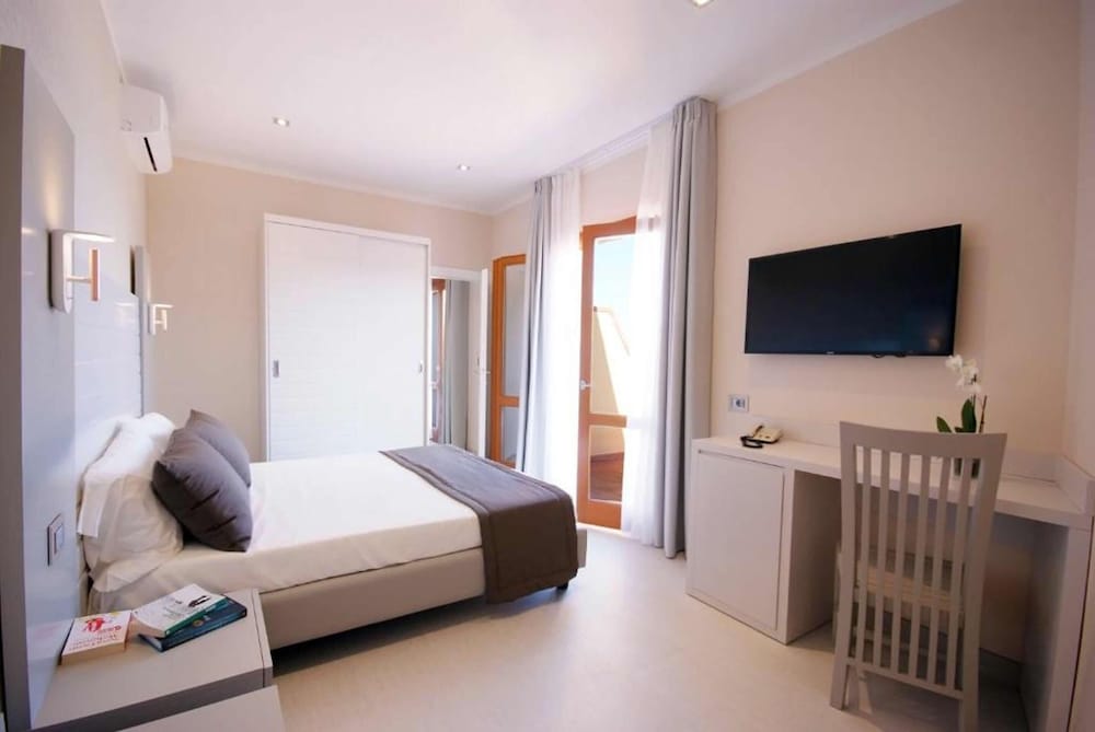 Double or Twin Room, Sea View - Photo 1
