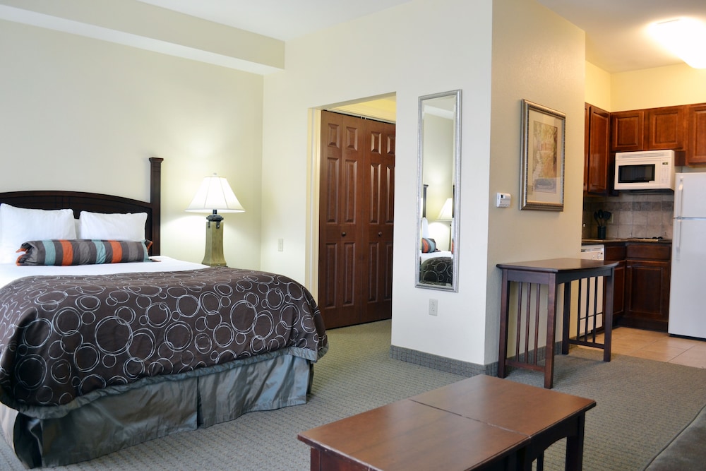 Studio Suite, 1 Queen Bed, Mobility Accessible (Kitchen, Hearing, Bathtub) photo 2