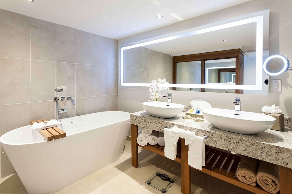 Suite, 1 King Bed, Ocean View (sunset Swim-out Butler Suite)