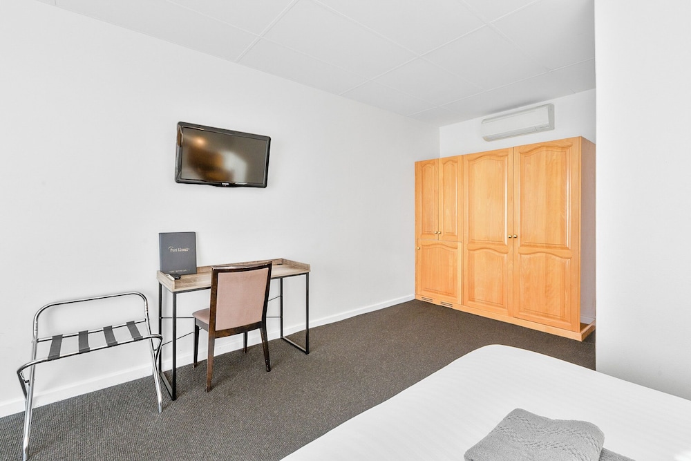 Standard Room, 1 Queen Bed, Non Smoking (Walk-in Shower) photo 2