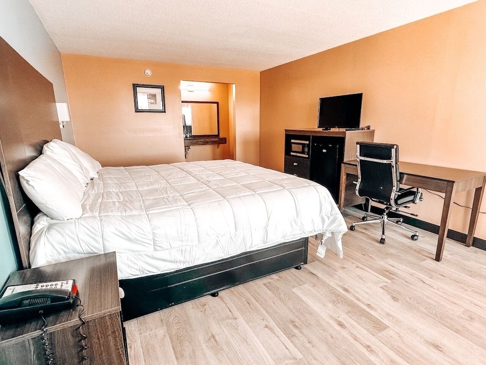 Room, 1 King Bed - Photo 4