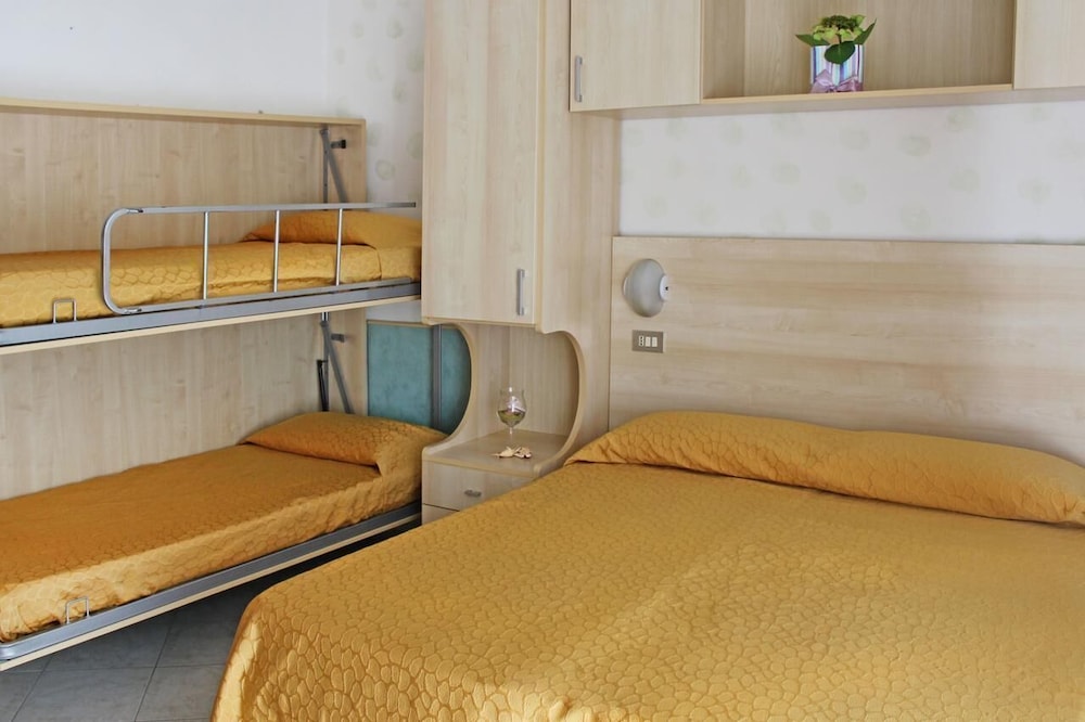Quadruple Room - Photo 15