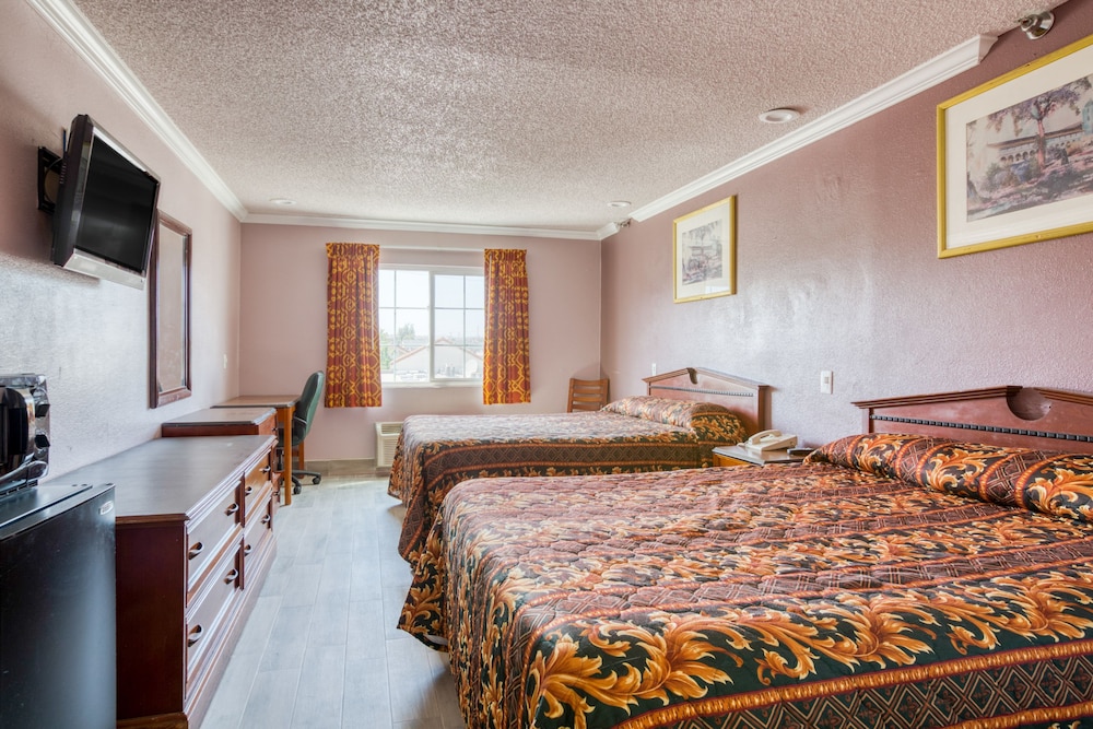 Room, 2 Queen Beds, Non Smoking photo 1