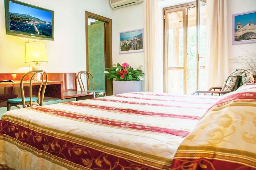 Standard Double or Twin Room - Photo 9