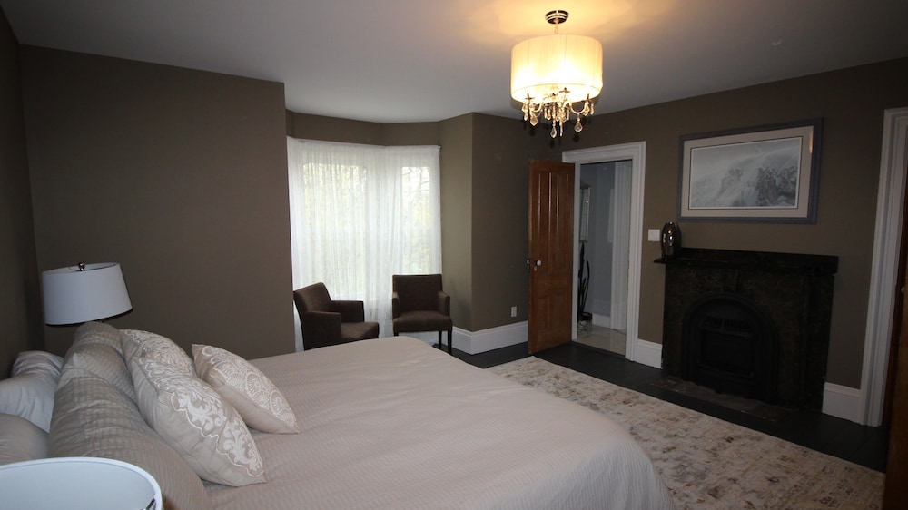 Chandler-Suite-Luxury-Ensuite with Bath-Countryside view photo 1