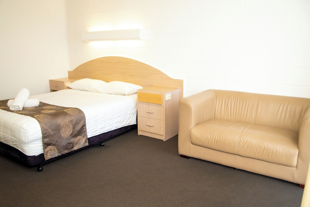 Pet Friendly Queen Room (Poolside) photo 1