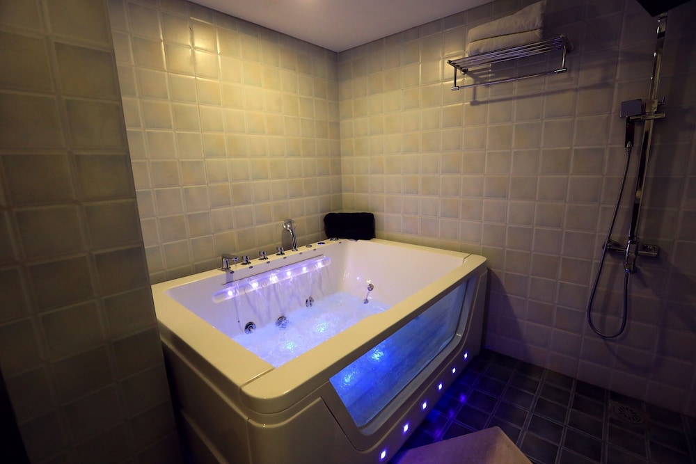 Premium Room with Jacuzzi - Photo 5