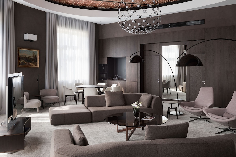 Presidential Suite, 1 King Bed, Park View photo 2