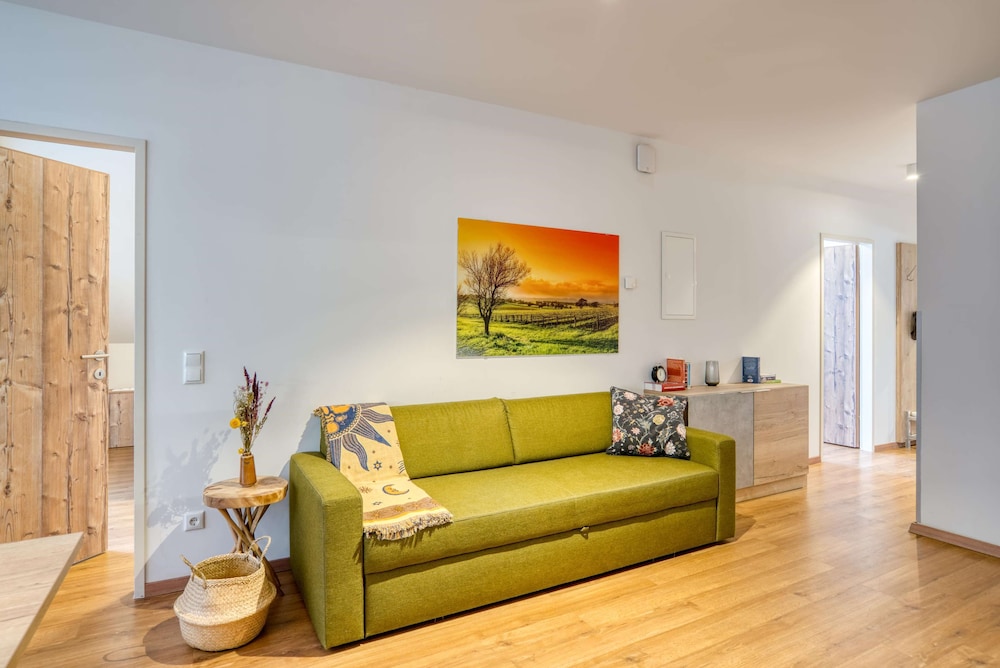 Classic Apartment, 5 Bedrooms, Balcony, Hill View
