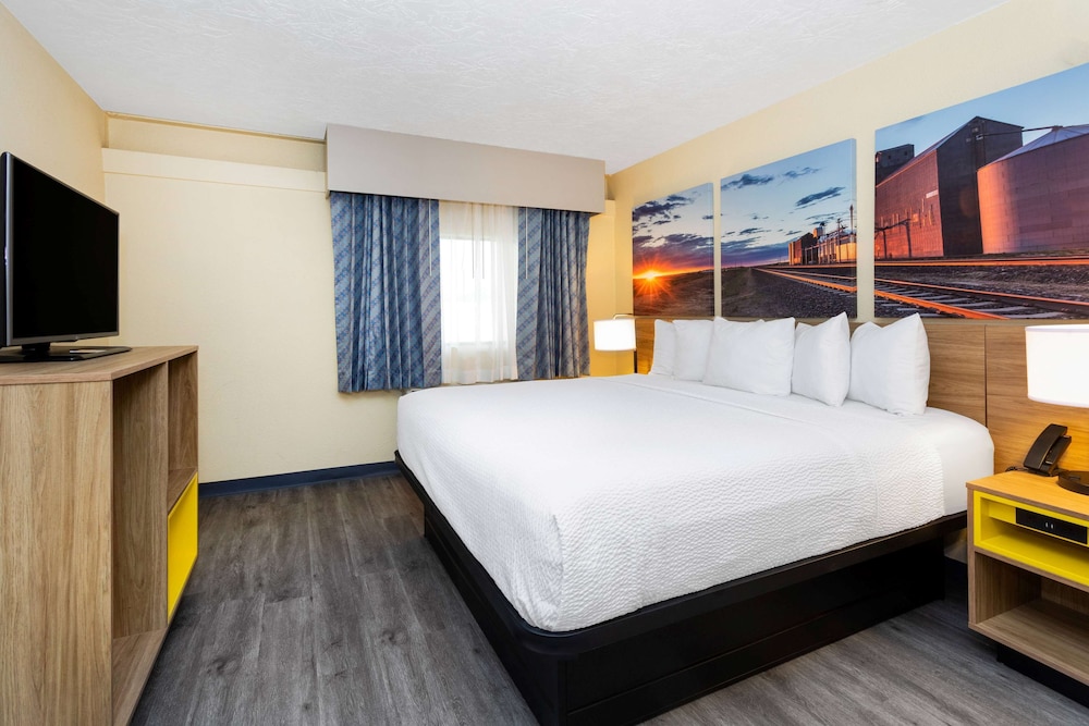 Deluxe Suite, 1 King Bed, Non Smoking - Photo 1