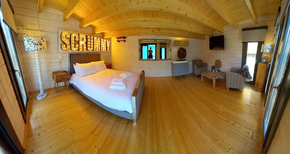 Deluxe Chalet, Private Bathroom, Courtyard View (Scrummy Cabin)