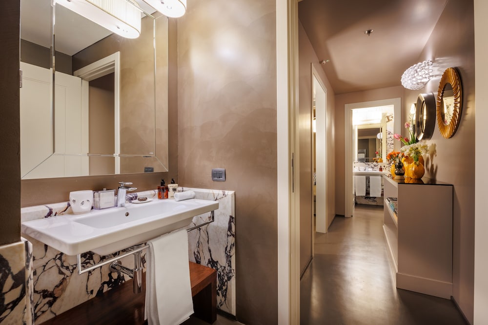 One Bedroom Executive King Suite thumbnail 6