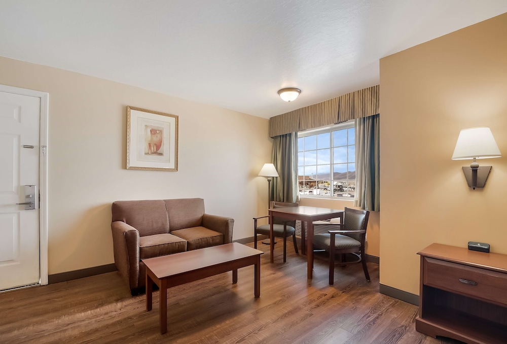 Suite, 1 King Bed, Non Smoking, Microwave - Photo 1