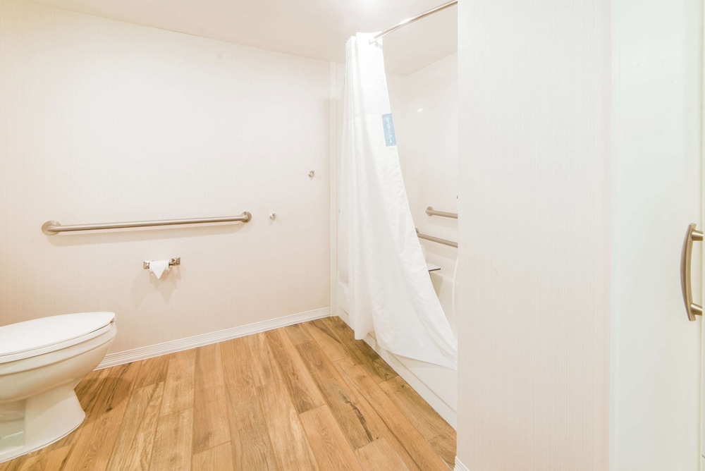 Room, 1 Queen Bed, Accessible, Bathtub (Mobility & Hearing) - Photo 7
