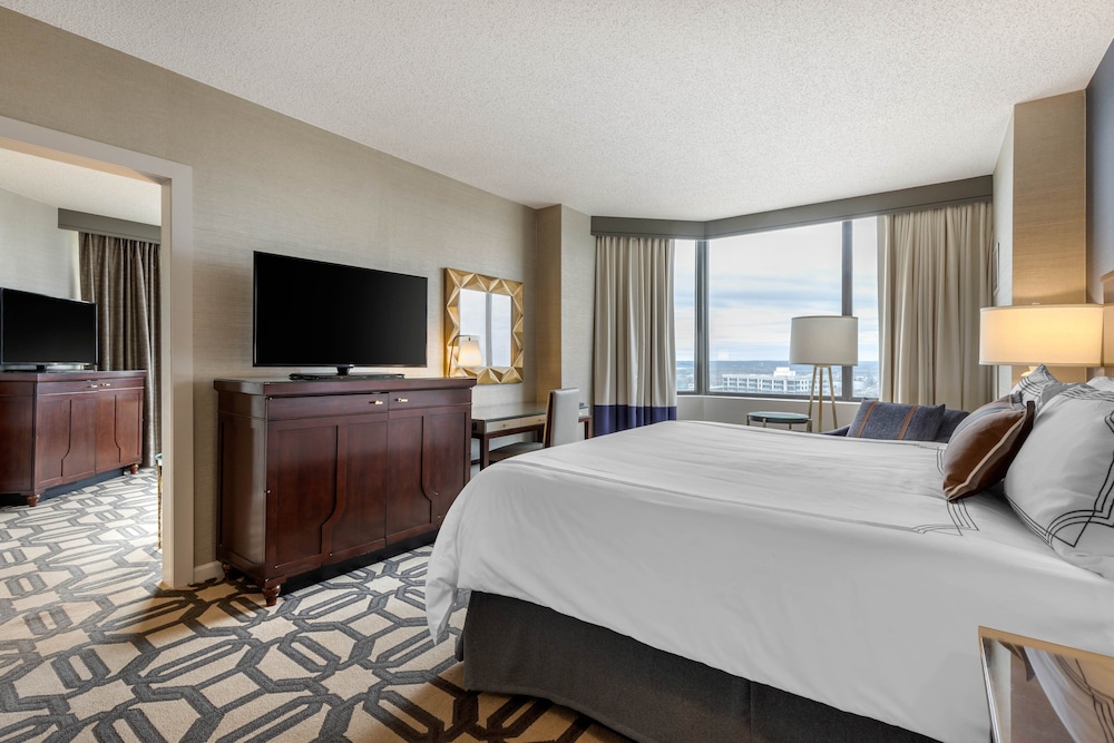 Executive Suite, 1 King Bed with Sofa bed, City View (Spacious) - Photo 3