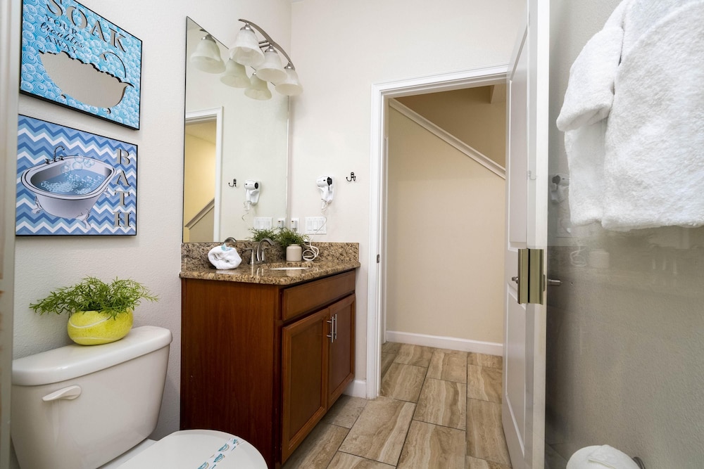 Beautiful 4BR 3BA Home w Pool at Storey Lake, Foto 44