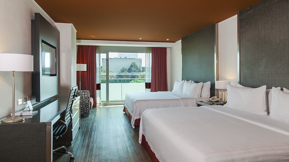 Standard Room, 2 Queen Beds - Photo 4