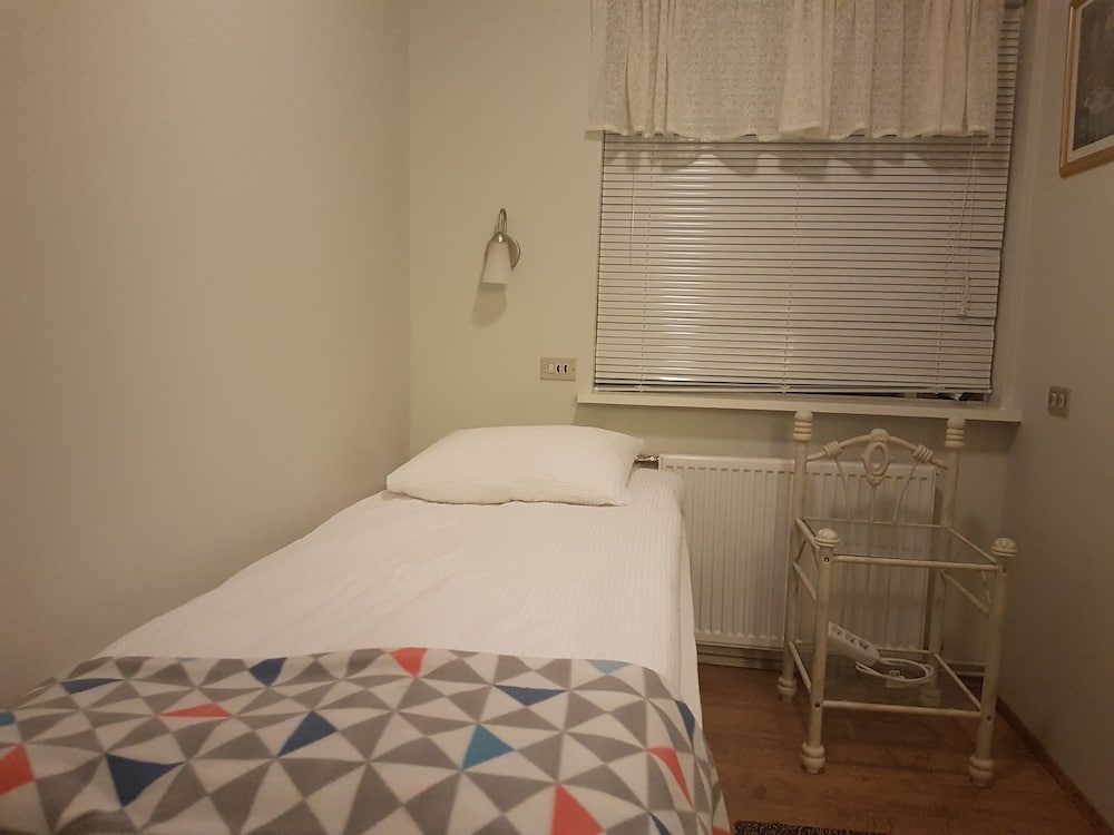 Room, 1 Twin Bed, Shared Bathroom photo 3