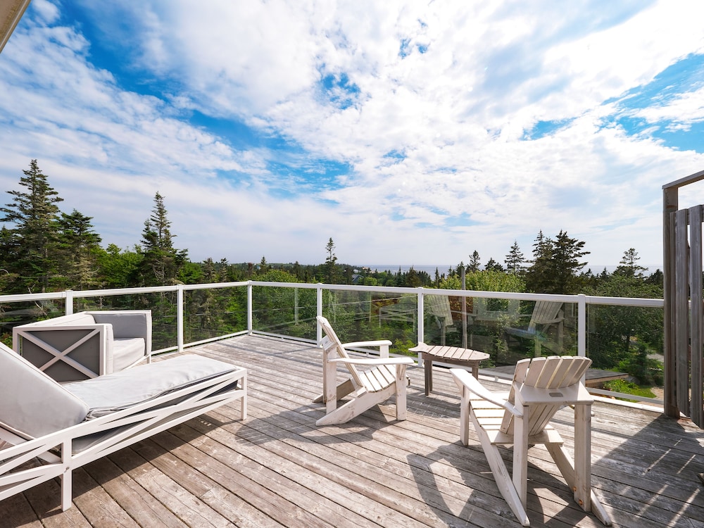 Signature Room, 1 Queen Bed, Patio, Ocean View photo 3