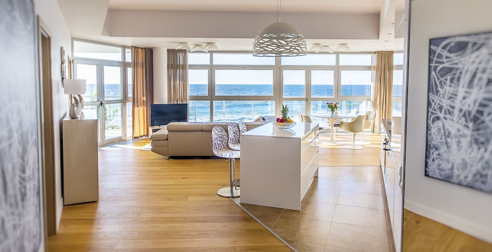 Luxury Apartment, Sea View (III)