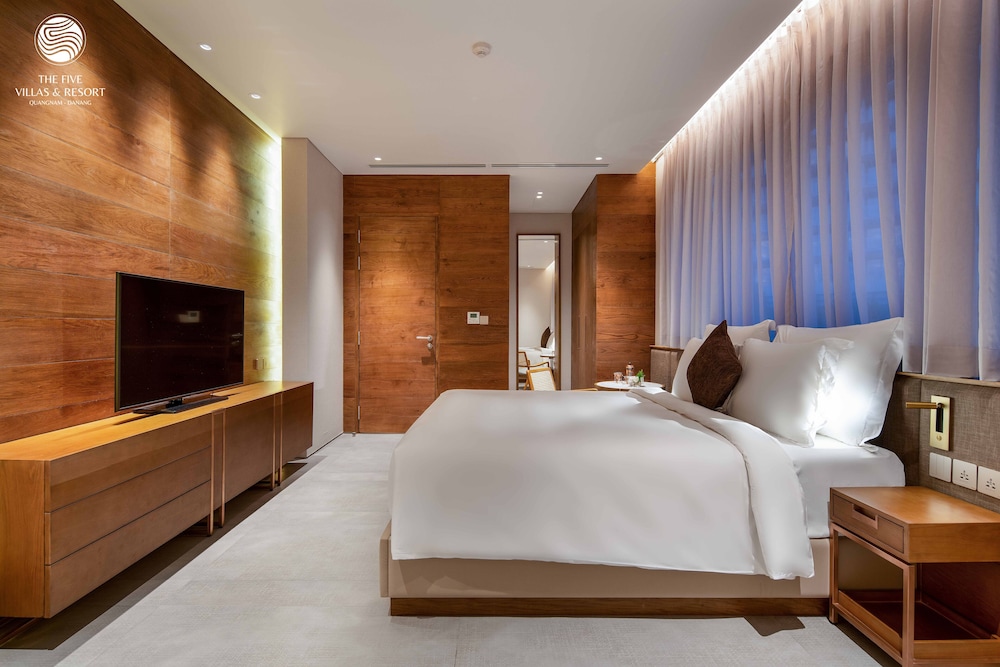 Five-Bedroom Luxury Villa with Private Swimming Pool - Photo 21