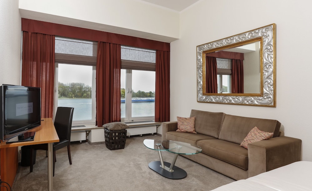 Deluxe Suite, 1 Queen Bed, Non Smoking, River View photo 3