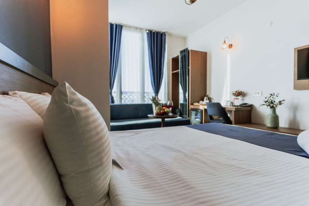 Deluxe Room, 1 Bedroom - Photo 1