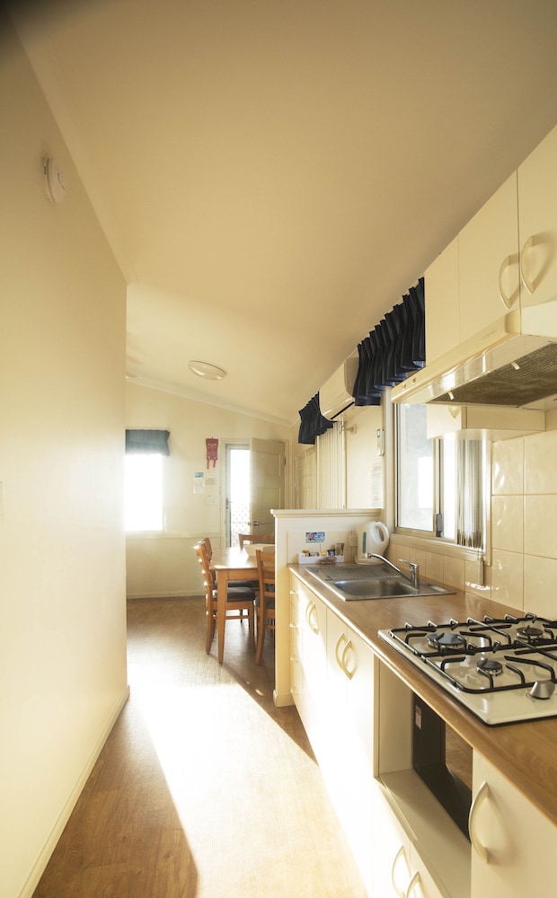 Standard Suite, 2 Bedrooms, Non Smoking, Kitchen (3.5* Waterfront Chalet) photo 3